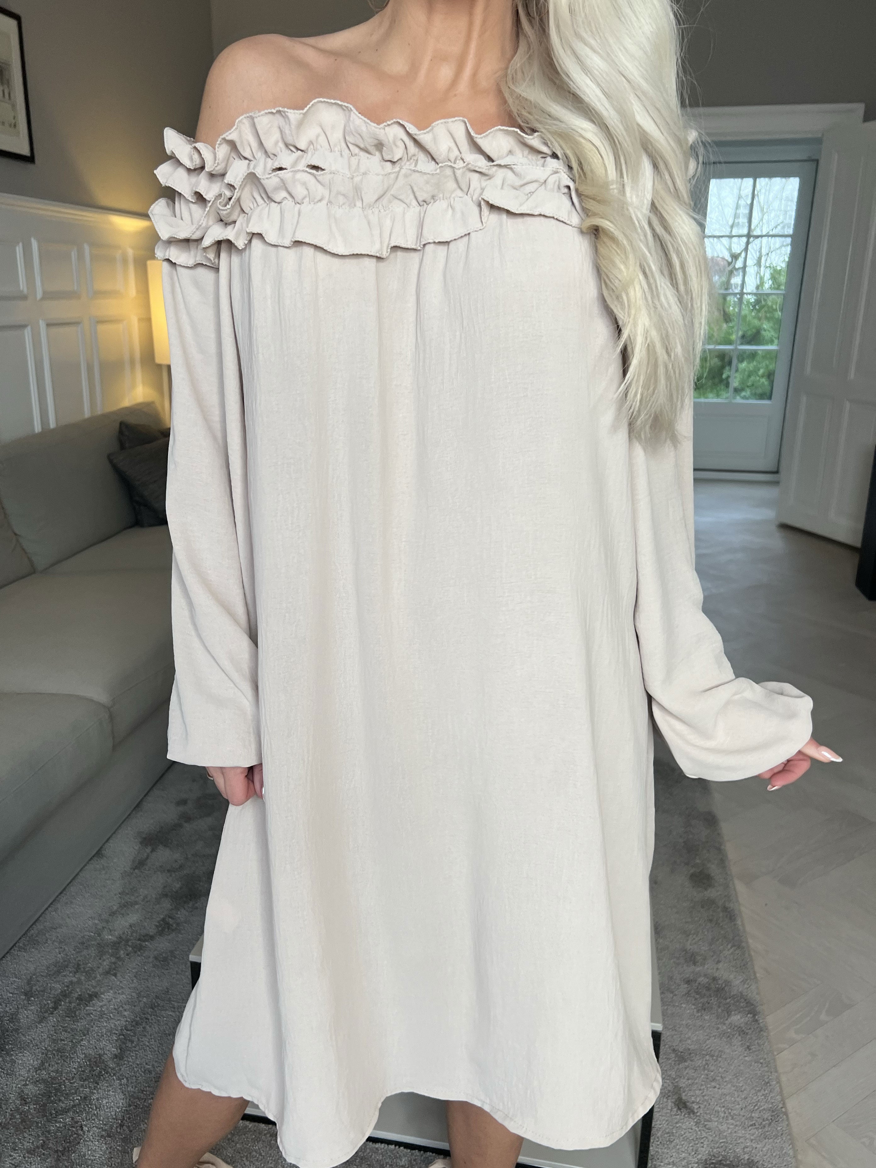 Chili Dress - Klänning med långa ärmar och volanger